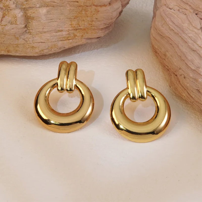 Interlocking Stud Earrings in Gold
