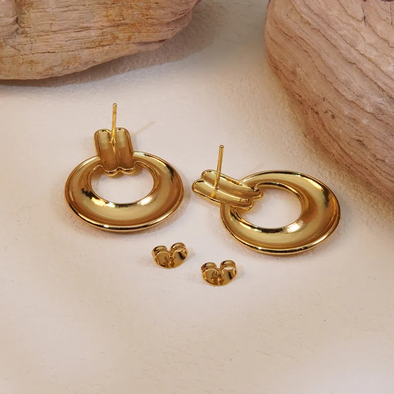 Interlocking Stud Earrings in Gold