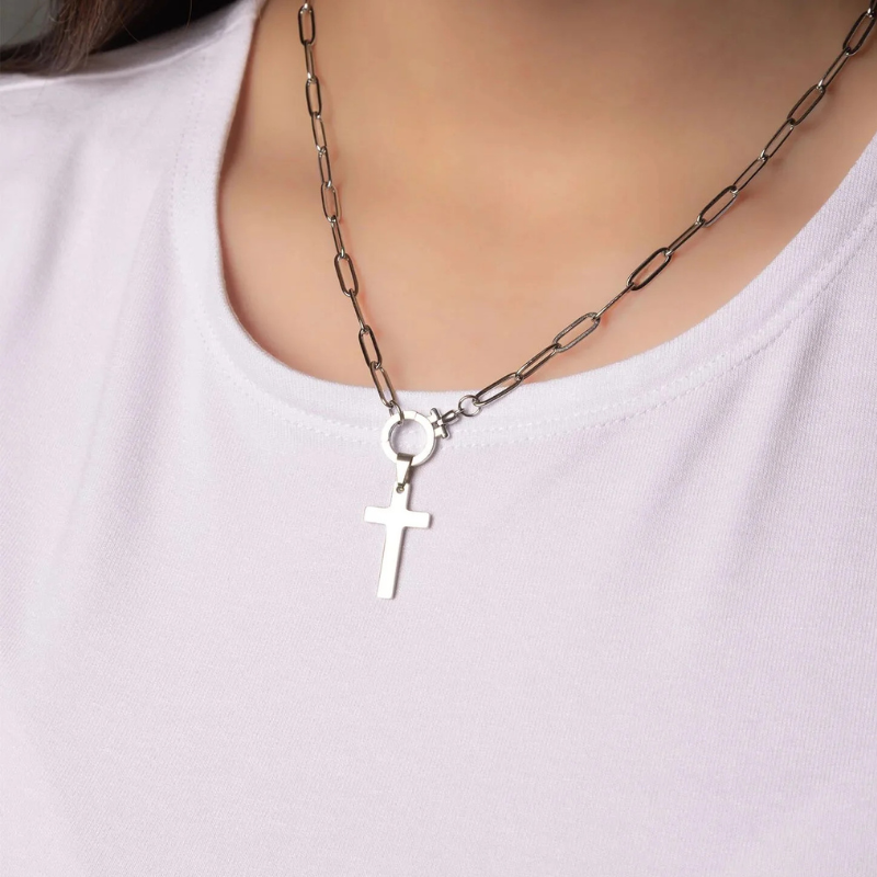 Carabiner Circle Necklace with Paperclip Chain in Silver