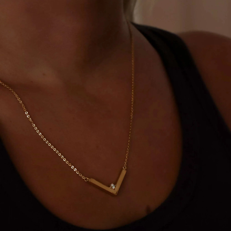 V-Shaped Pendant Necklace in Gold