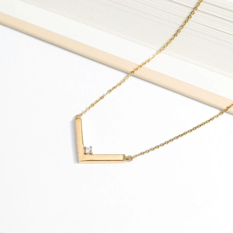 V-Shaped Pendant Necklace in Gold